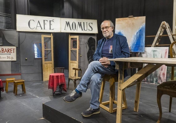 Francisco Valcerce en el escenario del Paraninfo de las Llamas, donde el Aula de Teatro estrena hoy dos obras.