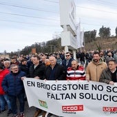 Concentración de los trabajadores de Bridgestone, en Puente San Miguel.