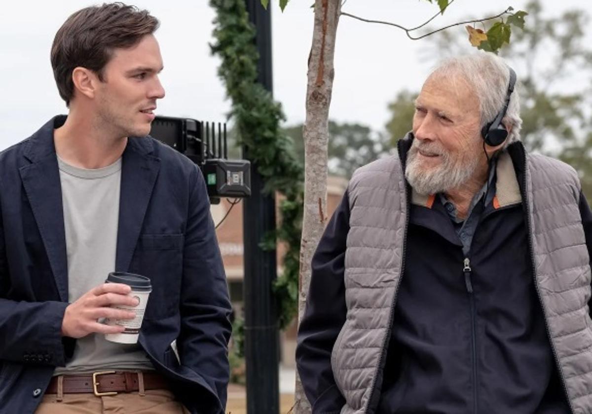 El actor británico Nicholas Hoult junto a Eastwood en el rodaje de 'Jurado nº 2', estrenada el año pasado en los cines