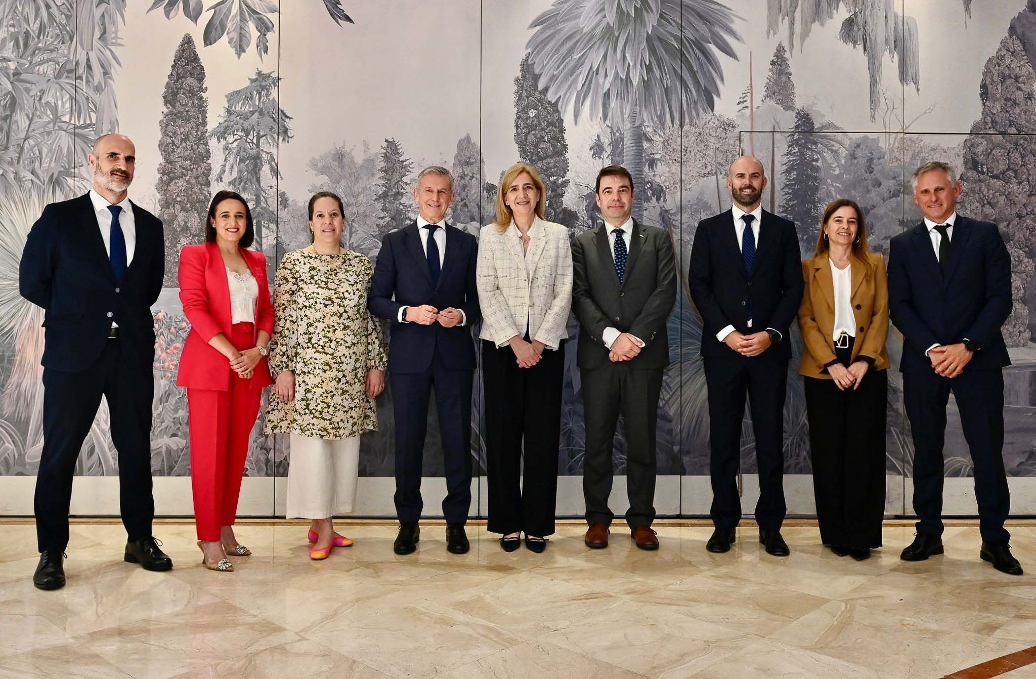 Imagen principal - En la imagen de arriba, Pedro Ontavilla Santiago, director de empresas de CaixaBank; Irene Díaz San Emeterio, directora de marketing de Fernández José Group; Magdalena Robert, subdirectora de Advocacy y Comunicación de la Fundación Bill & Melinda Gates; Juan Pedro Badiola, director territorial de CaixaBank; S.A.R, la infanta Doña Cristina, directora del área internacional de la Fundación «la Caixa»; Eduard Molabe, jefe de relaciones con donantes y campañas de Gabi, Lander Rubio, director comercial de empresas de CaixaBank, Ariadna Bardolet, directora del departamento de programas internacionales de la Fundación la Caixa; Francisco Ortiz, director del Centro de Empresas de Cantabria. Abajo, la infanta Cristina escucha entre el público la intervención del director territorial de Caixabank, Juan Pedro Badiola con quien posa en la última imagen.