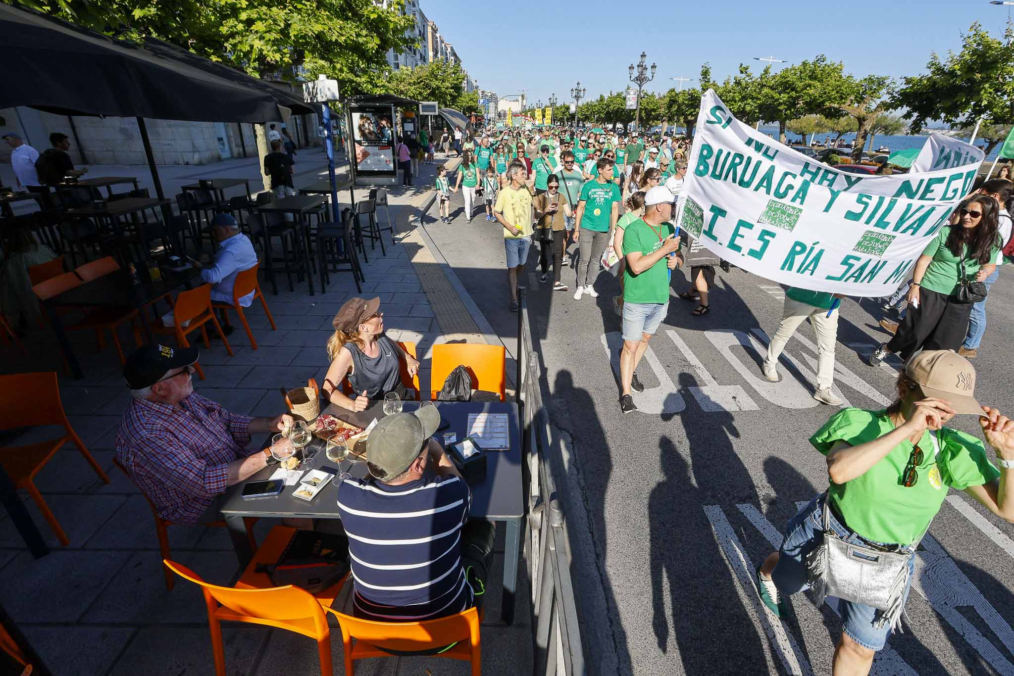 La manifestación a su Paseo de Pereda para finalizar en Correos.