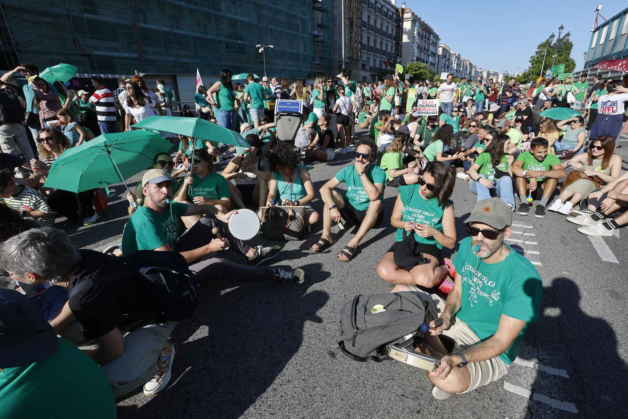 Sentada protagonizada por los docentes en el Paseo de Pereda