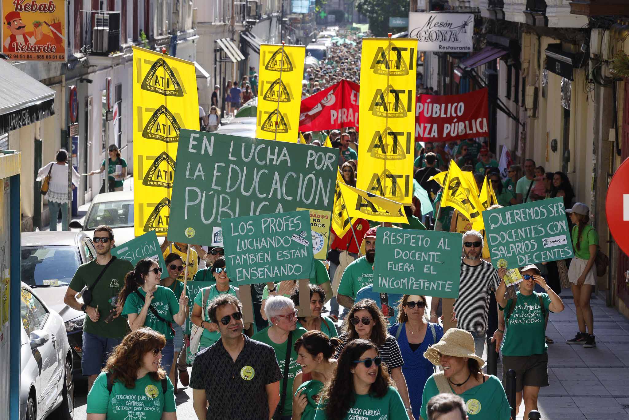 La marcha partió del Río de la Pila, donde se ubica la sede de la Consejería de Educación.