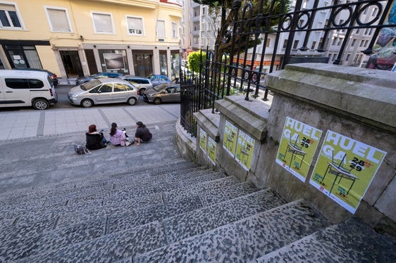 Los muros del IES Santa Clara con varios carteles de la huelga pegados en las escaleras de la entrada.