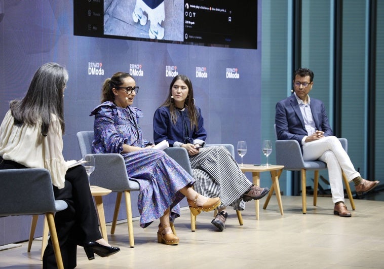 Isabel Riego, Irene Sánchez y Carlos Daza, con la periodista Leticia Mena, en el auditorio del Centro Botín.