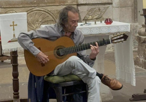 Pepe Habichuela tocando este jueves con su guitarra en la iglesia mozárabe de Santa María de Lebeña
