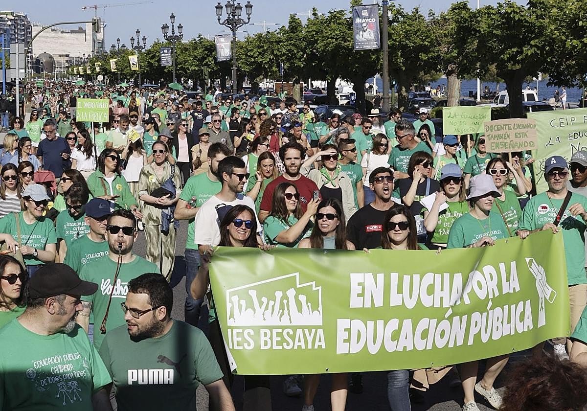 Los manifestantes, casi todos con camisetas verdes, recorriendo el Paseo de Pereda.