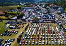 Todos los coches participantes en este Rallye Festival Hoznayo, en uno de los prados aledaños al centro neurálgico de la prueba, el parque cerrado en el Hotel Adelma.