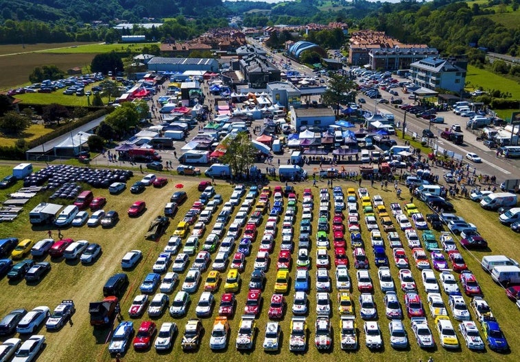 Todos los coches participantes en este Rallye Festival Hoznayo, en uno de los prados aledaños al centro neurálgico de la prueba, el parque cerrado en el Hotel Adelma.