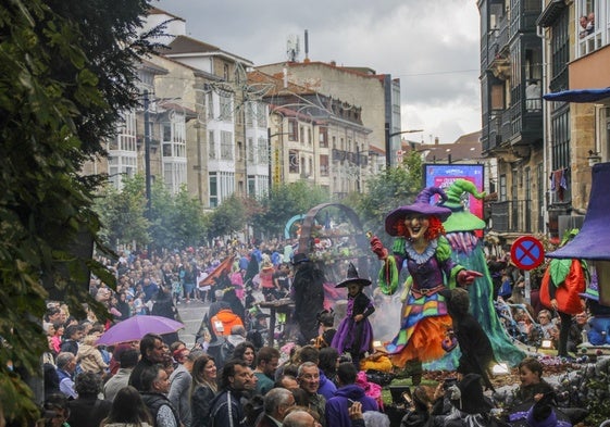 Desfile de carrozas artísticas de San Mateo en 2024.