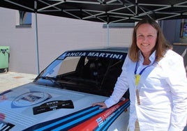 Silvia Güemes, junto a un Lancia Delta Integrale.