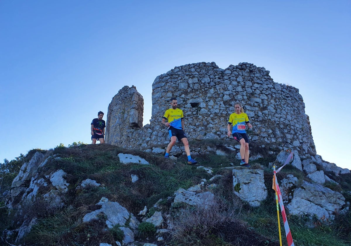 Participantes en la prueba recorriendo el Buciero.