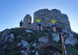 Participantes en la prueba recorriendo el Buciero.