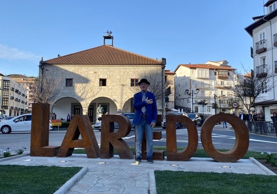 Antuán en la inauguración de las letras gigantes de Laredo en la Plaza Cachupín.