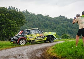Paolo Diana, con su Fiat 131, toma de forma espectacular una curva.