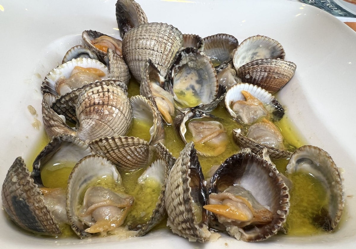 Imagen principal - Berberechos gallegos a la sartén, gambas rojas de Palamós a la plancha y cigilas a la plancha.