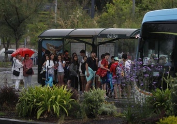 Con las tormentas de esta tarde, las paradas de autobús en Santander se han llenado de personas, como esta en la plaza Italia.