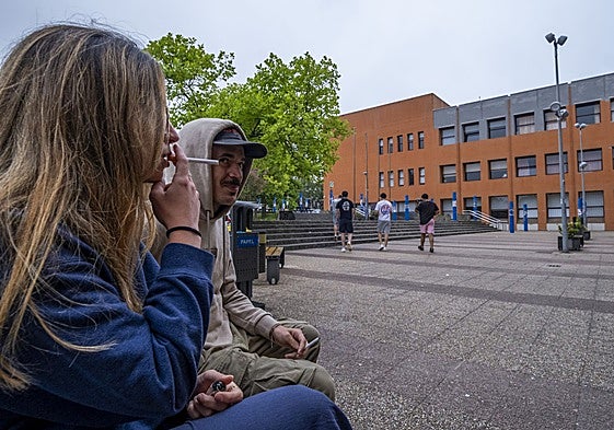 Dos estudiantes fuman a las puertas de la biblioteca del edificio Interfacultativo de la Universidad de Cantabria.