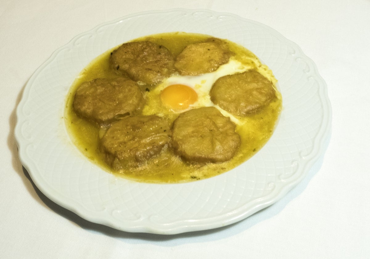 Patatas a la importancia con huevo.