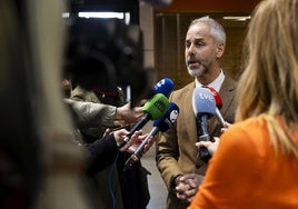 El consejero de Educación, Sergio Silva, durante una atención a medios de comunicación.