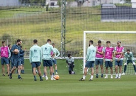 Los jugadores del Racing, en el entrenamiento del viernes en las Instalaciones Nando Yosu.