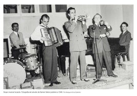 Grupo musical. Fotografía del estudio de Saman Sahar posterior a 1948