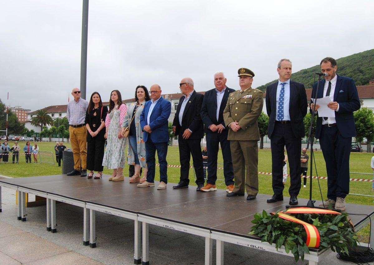 Imagen secundaria 1 - Distintos momentos del acto conmemorativo por la capitulación celebrado en Santoña.