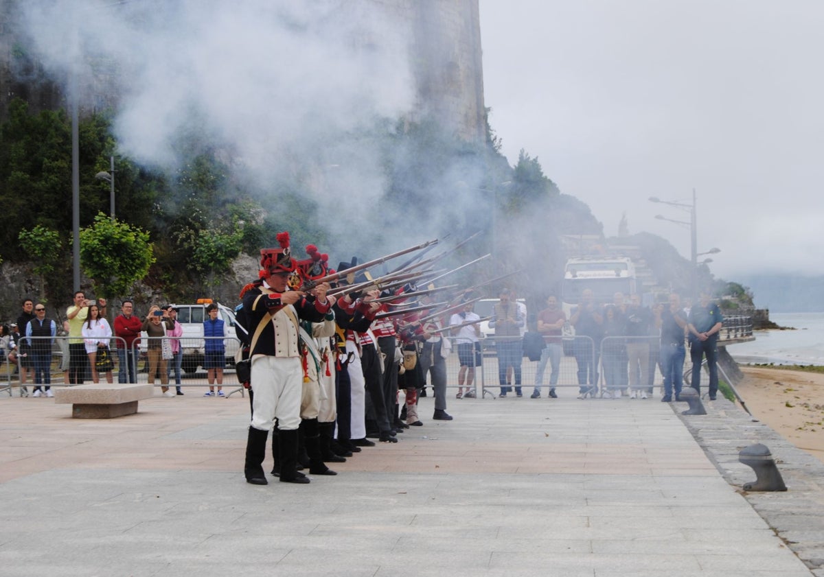 Imagen principal - Distintos momentos del acto conmemorativo por la capitulación celebrado en Santoña.