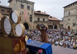 Cientos de personas, muchas familias, también turistas, atentos al espectáculo 'Mil y una', de los portugueses Caricata Teatro, con David Fariza en el escenario