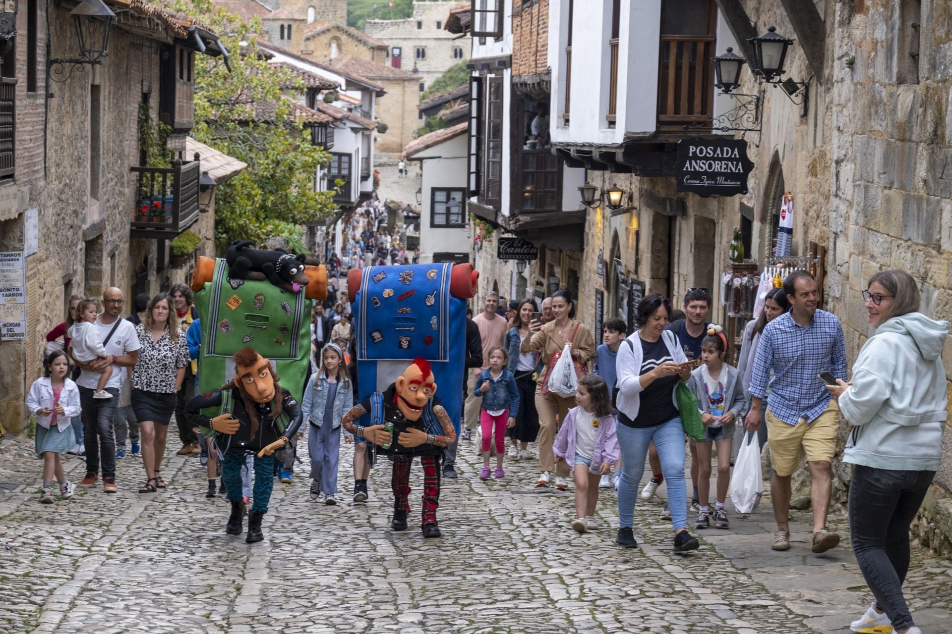 Los 'Perroflautas' de Birloque Producciones recorriendo las calles.