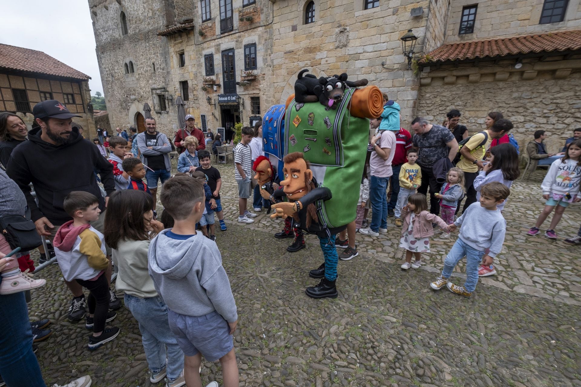 Entre el público, visitantes, turistas extranjeros y familias con el programa preparado para no perderse nada.