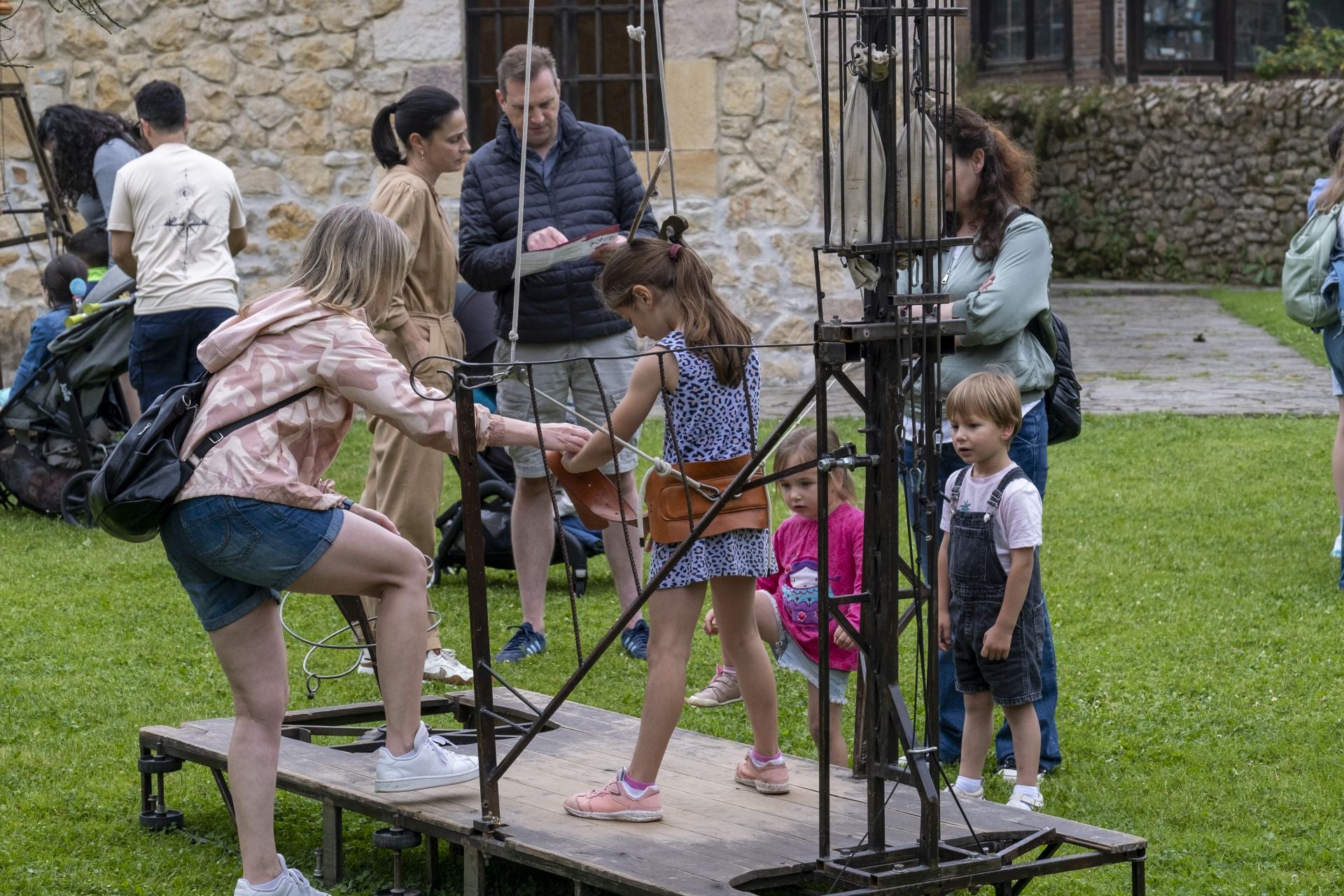 En los Jardines del Museo Jesús Otero se instalaron las creaciones de 'Titeretú'.