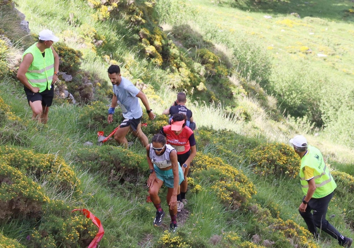 Imagen principal - Dos momentos de la carrera y el esfuerzo en la ascensión de Marcos Villamuera, que batió el récord de la Vertical