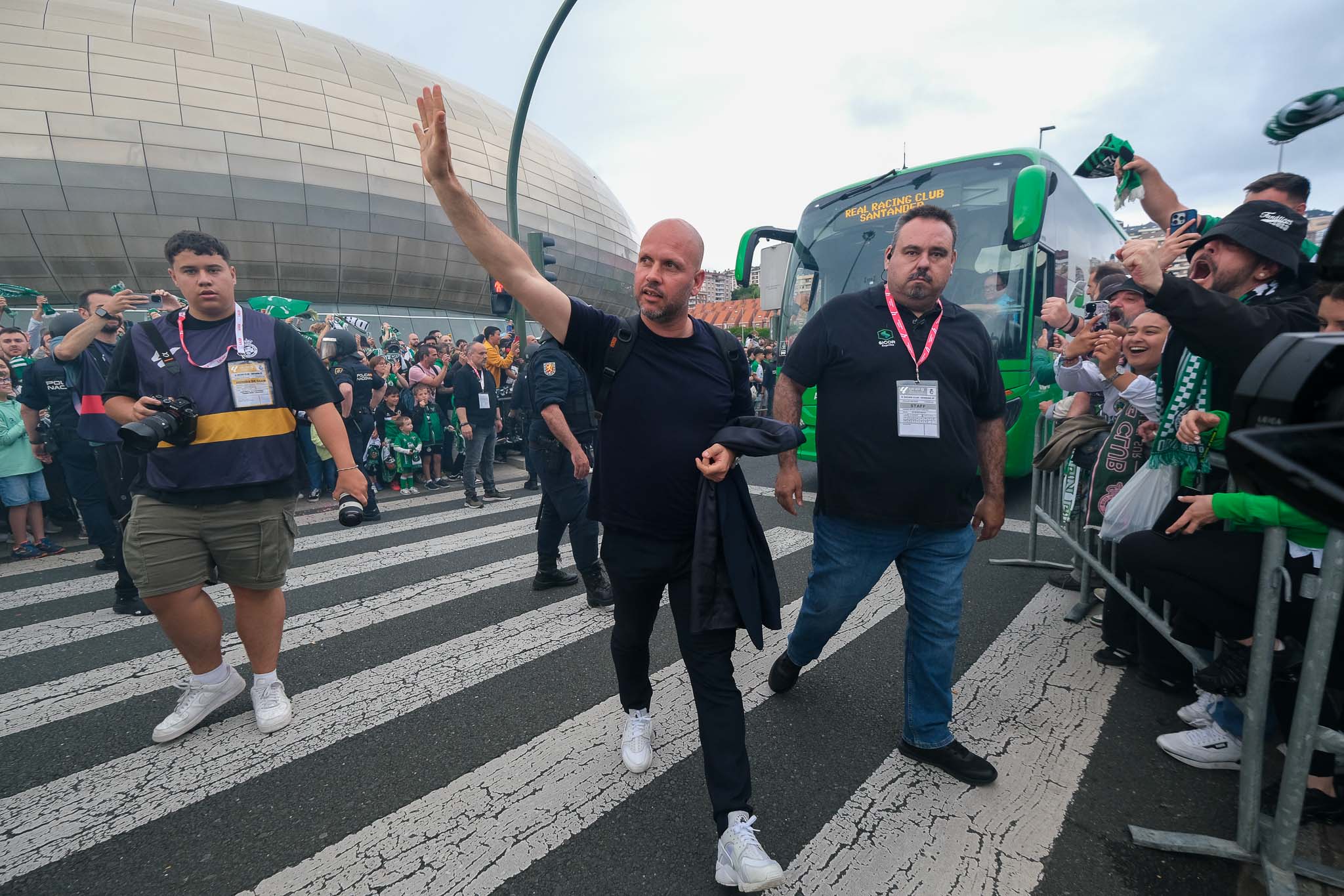 José Alberto saluda a la afición.