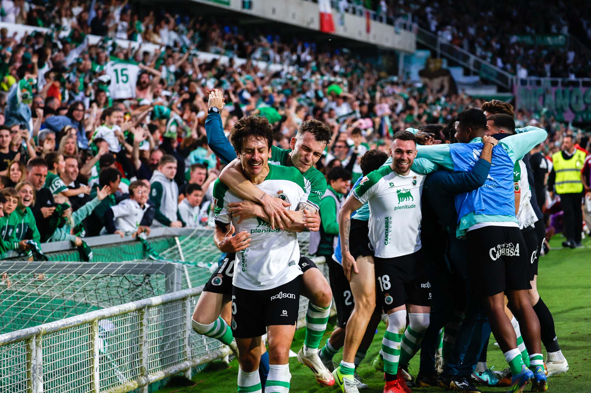 Sangalli, con lágrimas de emoción, es abrazado tras su gol por Íñigo Vicente