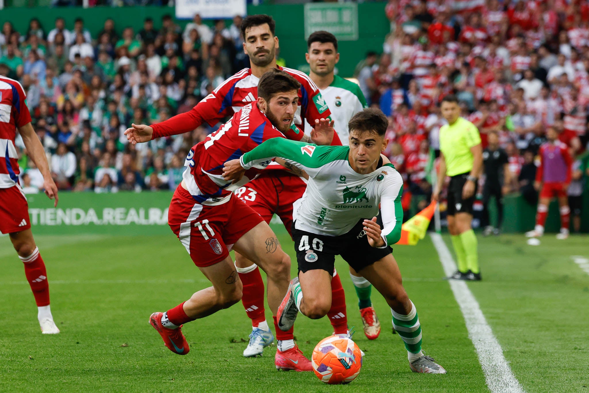 Mario García se lleva el balón ante dos rivales.
