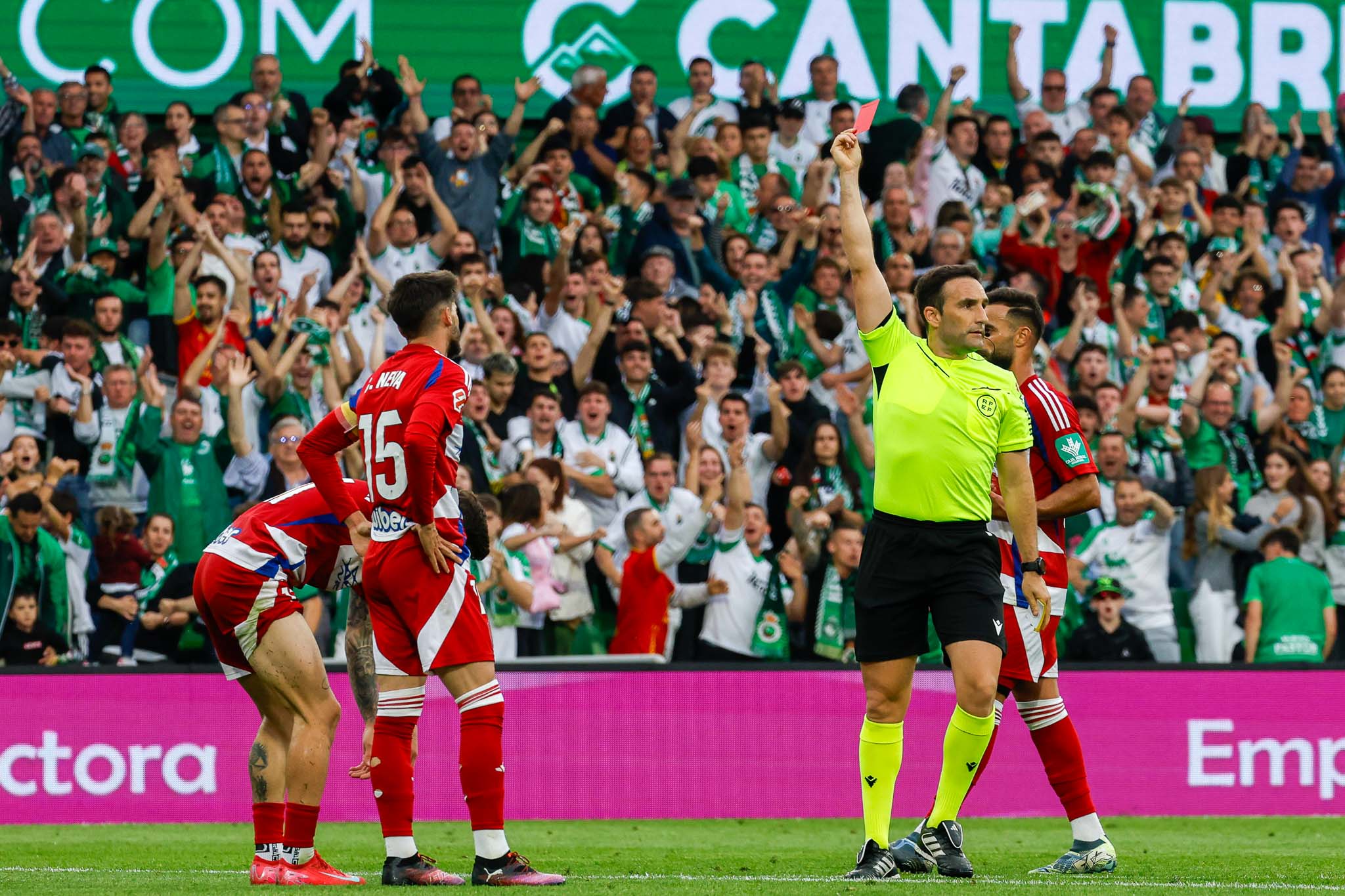 La tarjeta roja a Neva que dejó al Granada con diez.