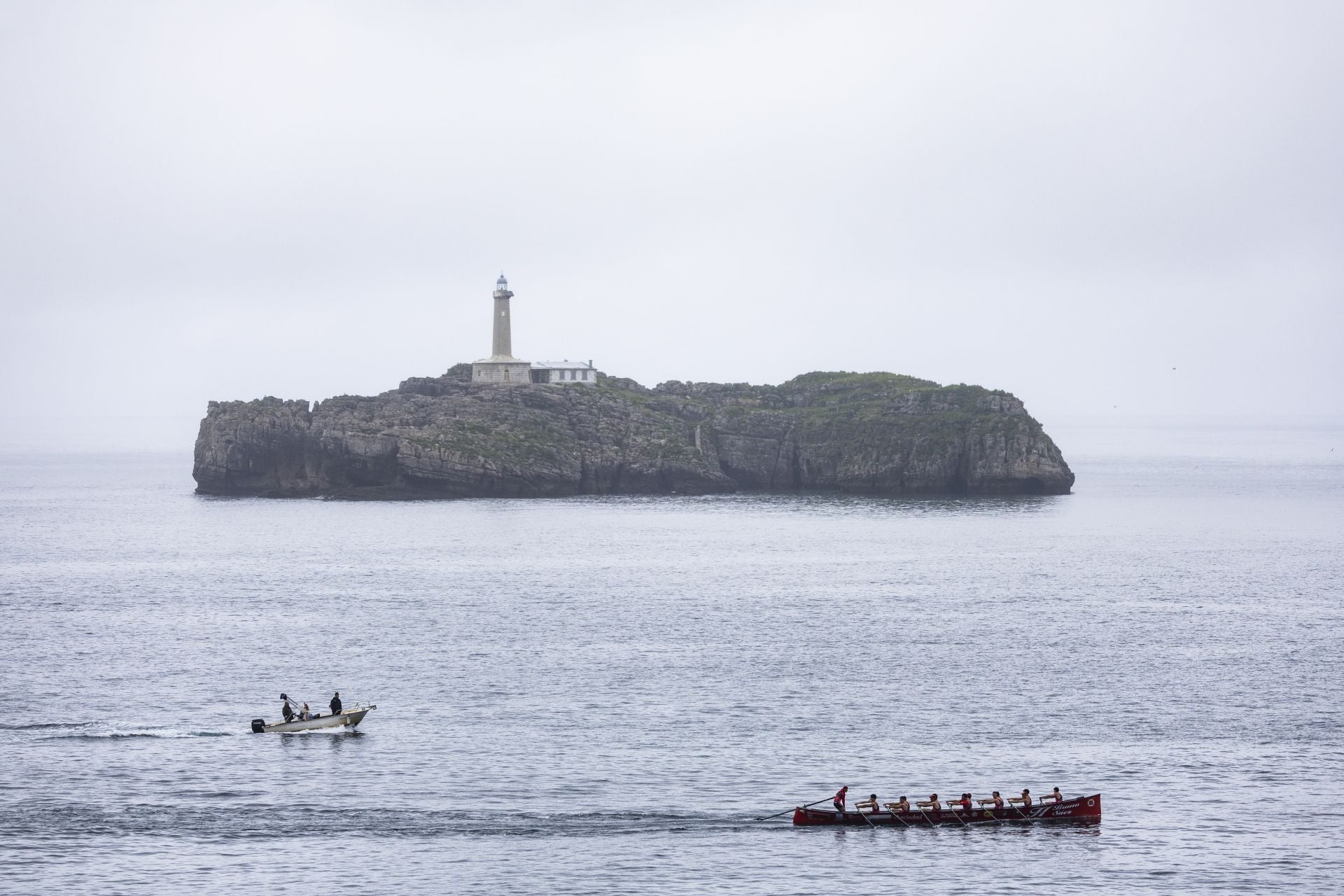 La Marinera de Castro pasa frente a Mouro.
