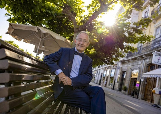 Ángel Carracedo, en un banco del Paseo de Pereda, en Santander, el pasado miércoles.