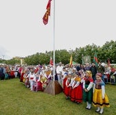 El tradicional izado de la bandera de Cantabria y del lábaro fue el acto central del día.