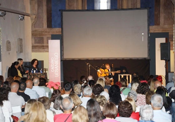 El público que llenó el Centro de Estudios Lebaniegos disfrutó con el concierto de Pepe Habichuela