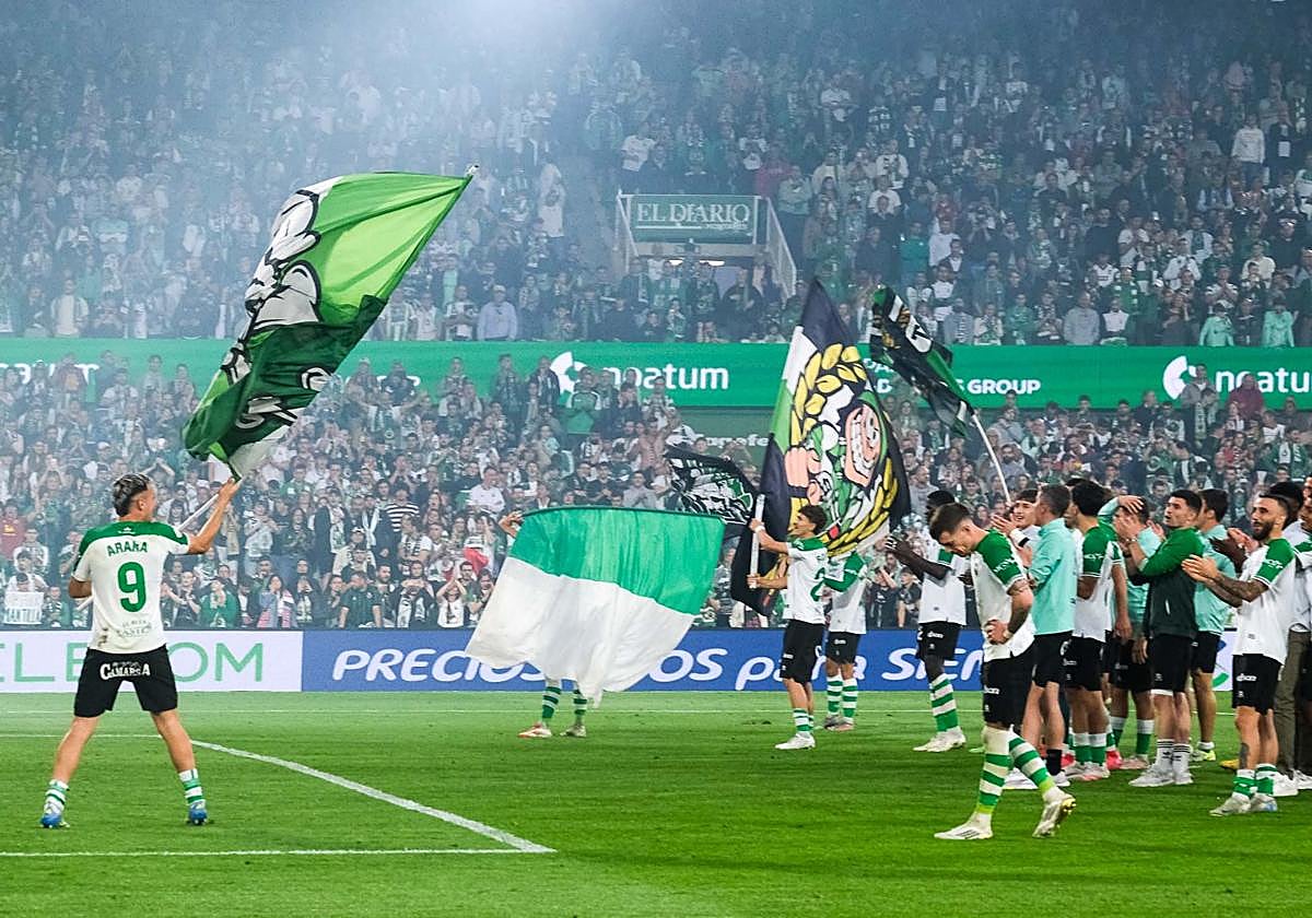 Los jugadores del Racing, con banderas, celebran el pase al play off ante la Gradona,