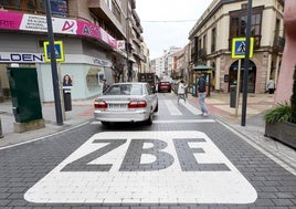 Un vehículo accede a la calle Ruiz Tagle de Torrelavega, contemplada dentro de la Zona de Bajas Emisiones (ZBE).