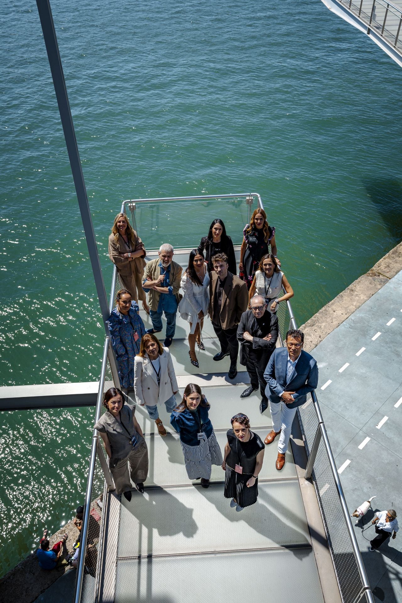 Creadores, diseñadores y modistas impulsaron el talento cántabro en el primer encuentro Espacio DModa, celebrado en el Centro Botín de Santander. En la imagen: Trinidad Castillo, Irene Sánchez, Marián Pacheco, Carlos Daza, Luis Alonso, Patricia Rosales, Isabel Riego, Paula Martínez, Lorenzo Caprile, Odette Álvarez, Ze García, Pilar Lobato, Anabel y Aurora Ortiz. 