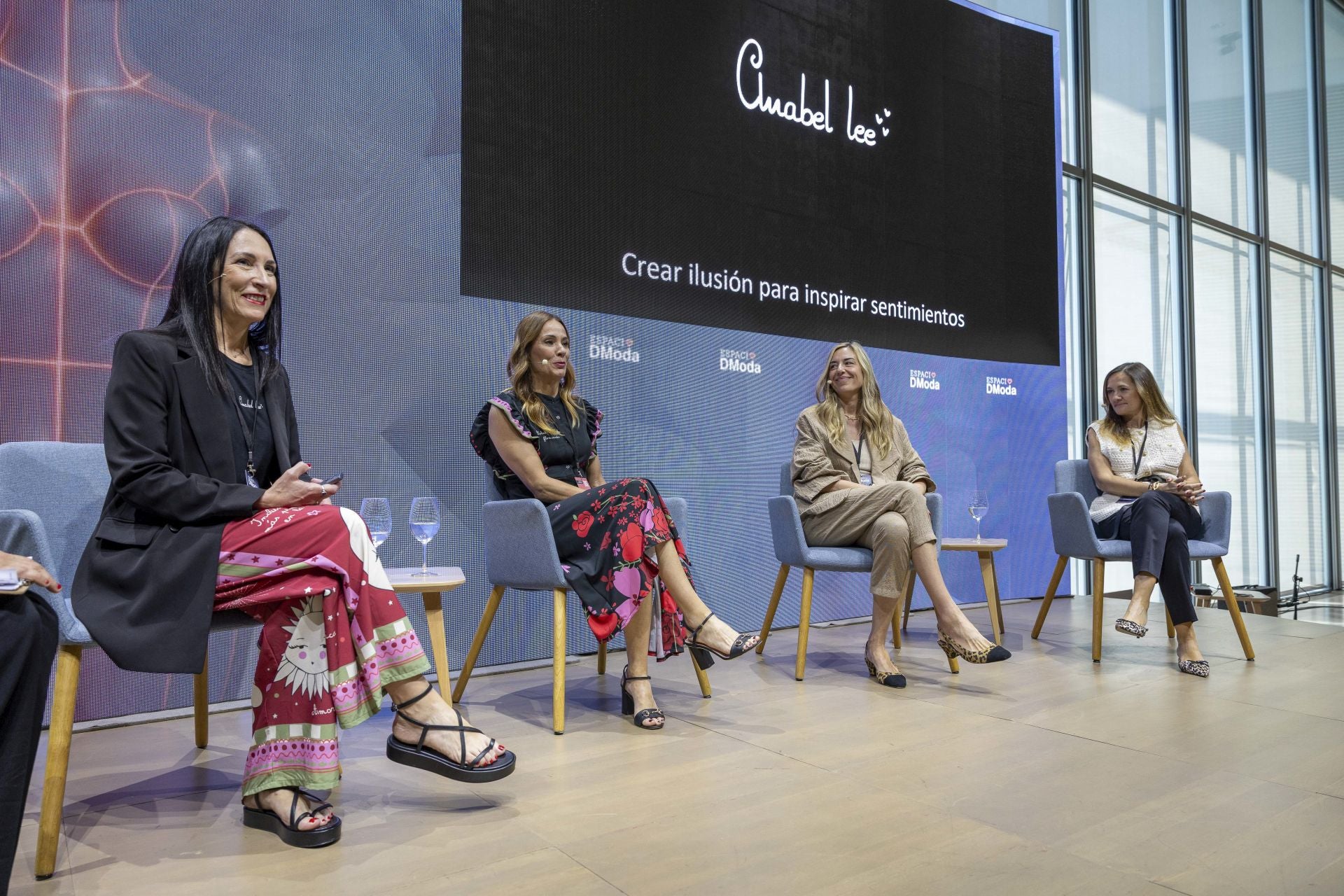 Las diseñadoras cántabras Anabel y Aurora Ortiz, fundadoras de Anabel Lee; Paula Martínez, CEO de La Folie, y Pilar Lobato, de Joyas Antiguas Sardinero, representan tres firmas de éxito que han traspasado las fronteras de la región. Las cuatro participaron en el panel 'Comercio con alma'. Las hermanas de Colindres han creado con Anabel Lee un sello de identidad basado en ilustraciones positivas dirigidas a una mujer alegre, valiente y soñadora. Martínez explicó la filosofía de La Folie y recordó cómo accedió a la aceleradora e incubadora de empresas promovida por Juan Roig, todo un éxito tras ser una de las cien seleccionadas entre más de mil. Finalmente, Pilar Lobato cerró esta segunda mesa redonda explicando cómo, desde Joyas Antiguas Sardinero, apuestan por que las joyas son el complemento «perfecto» y que todas las de sus tiendas son piezas con alma, con pasado, presente y futuro.