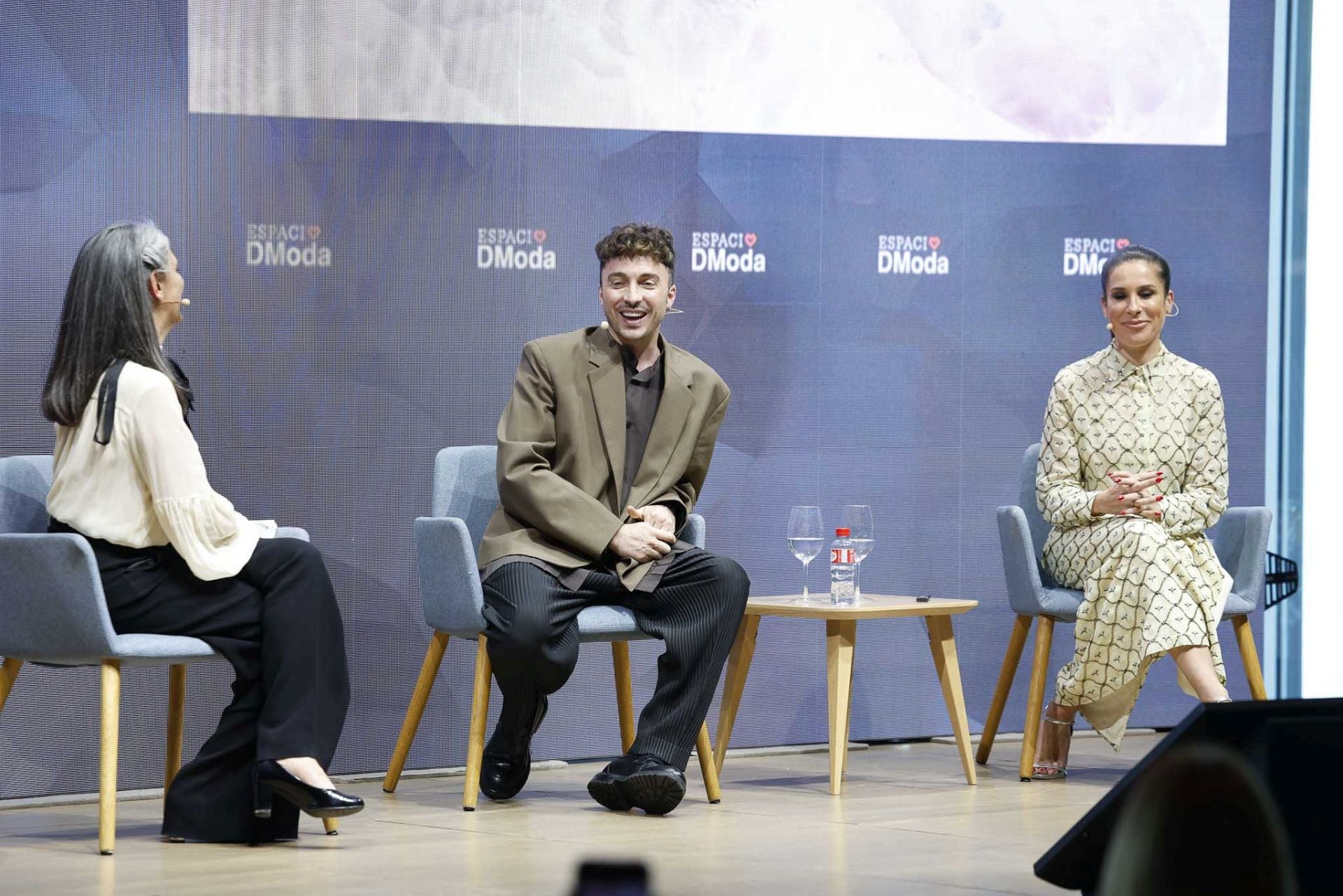 El diseñador santanderino Ze García repasó en Espacio DModa sus orígenes en la moda, unas semanas después de haber recibido la Aguja de Oro en el Museo Balenciaga. Precisamente, este galardón se le entregó en el marco del San Sebastián Moda Festival y, junto a él, estuvo su directora, la periodista Laura Chamorro. Ze García abrió su entrevista recordando que «ser de Santander es un storytelling que siempre va contigo». Desde pequeño sintió una conexión con la costura y la creatividad, y supo que quería crear su propia marca más allá del diseño. Apostó por colaborar con jóvenes influencers como María Pombo y Dulceida, lo que impulsó su proyección mediática. Tras seis años alejado de las pasarelas, regresó con fuerza al Museo Balenciaga con una colección inédita presentada en el SSMF.