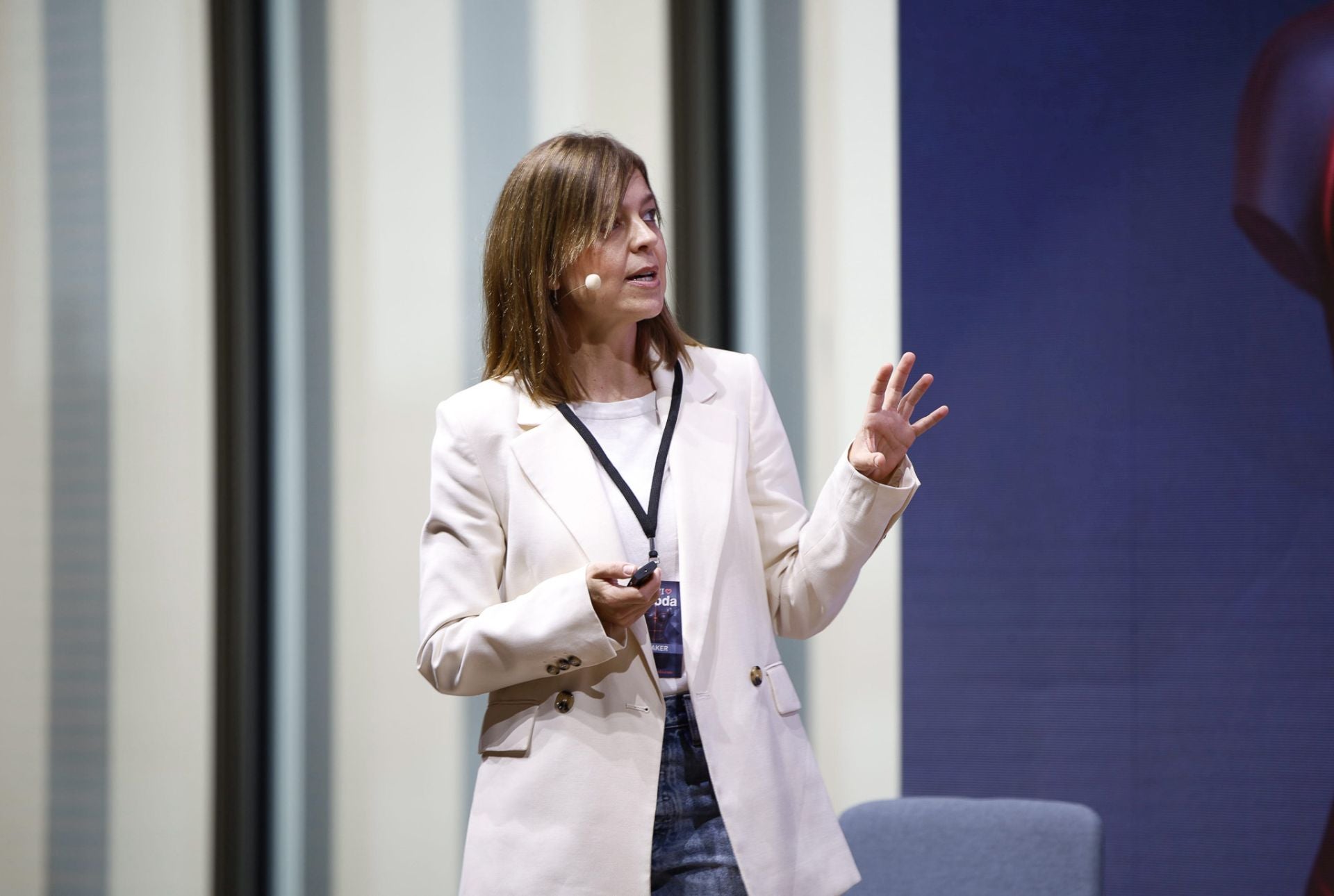 Desde su taller en Almería, Patricia Rosales ha elevado la alpargata a una joya de lujo, artesanal y totalmente personalizable. Fundadora de Starlei, firma sin producción en serie ni stock, crea calzado a medida adaptado incluso a necesidades ortopédicas. Su propuesta une artesanía, ergonomía, cercanía y eficiencia. En Espacio DModa presenta su visión: un lujo accesible con alma. Asesora a cada clienta de forma directa y en 2024 lanzó un taller de joyería con adornos intercambiables ADIN. Ofrece también un exclusivo servicio VIP. Starlei no es solo calzado: es una experiencia que transforma lo auténtico en elegancia.
