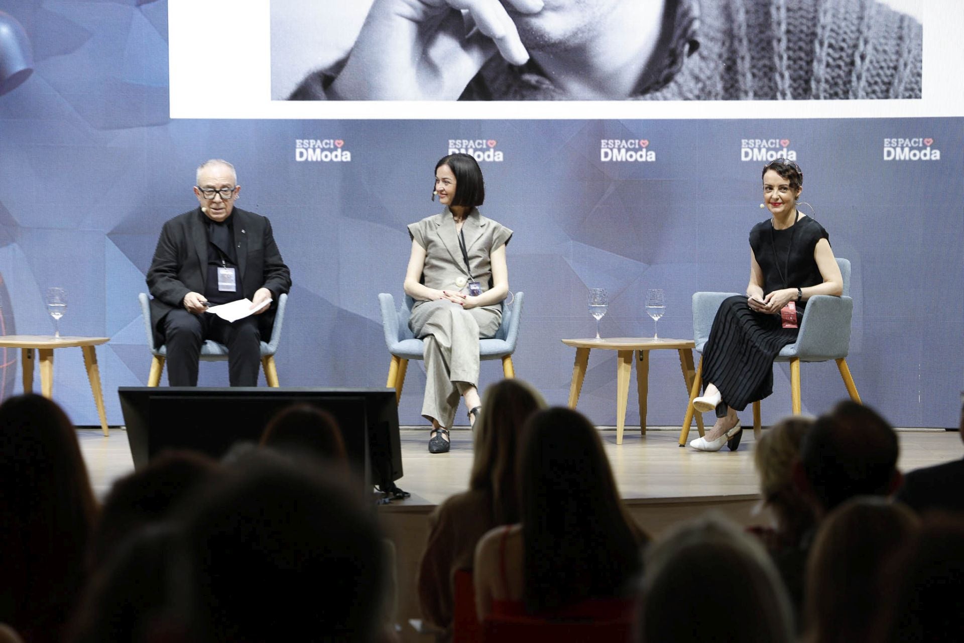 Luis Alonso, Trinidad Castillo y Marian Pacheco compartieron la primera mesa redonda de la jornada bajo el título: 'Diseñadores cántabros. Hilando raíces'. Alonso, conocido como el Balenciaga cántabro, recordó cómo llegó de su Palencia natal a Santander y empezó a hacer camisas para hombres hasta convertirse hoy en una referencia para centenares de mujeres. Castillo recordó como en 2005 ganó el Certamen de Jóvenes Diseñadores y arrancó una gran carrera que cose a diario en su taller de Loredo. Pacheco fundó en 2008 Cocotte, firma desde la que da forma a un universo creativo donde la cabeza se convierte en un lienzo sobre el que esculpe tocados que siempre sorprenden. Su formación artística se percibe en cada una de sus piezas, concebidas como pequeñas esculturas que combinan intención conceptual y precisión técnica.
