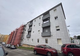 Resultado de la rehabilitación de las fachadas de las 'casas de la Renfe', en Cajo.