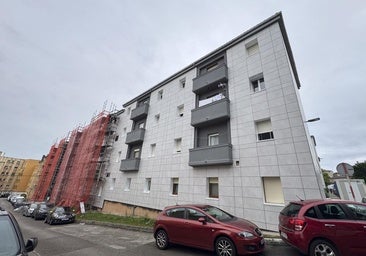 Resultado de la rehabilitación de las fachadas de las 'casas de la Renfe', en Cajo.